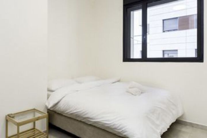 Room 8 of 18