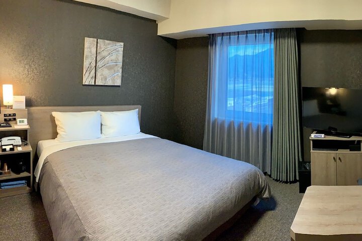 Room 6 of 13