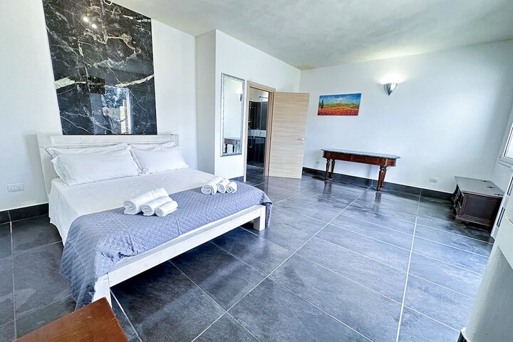 Room 7 of 16