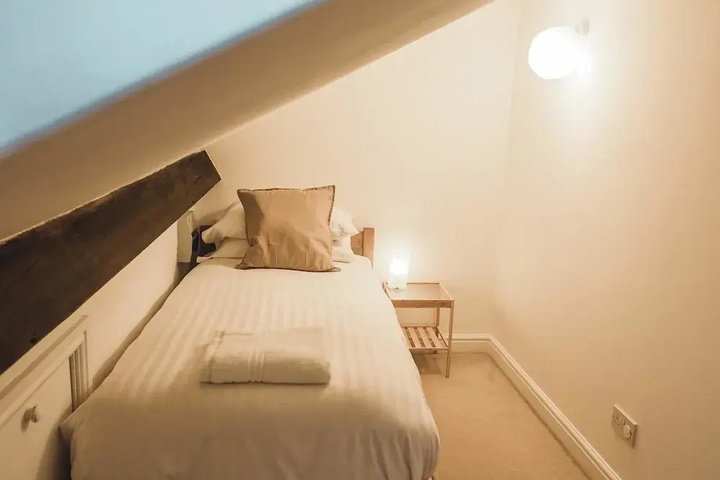 Room 6 of 12