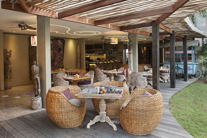 Lounge 214 of 227