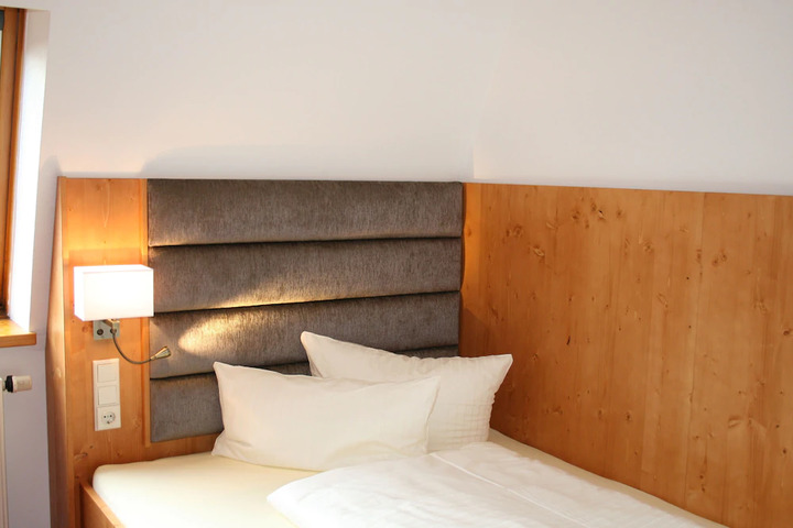 Room 6 of 10