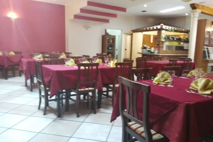 Dining 37 of 48