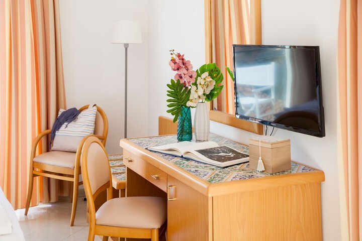 Room 9 of 65