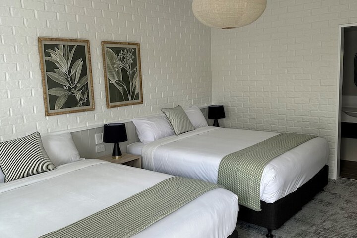 Room 4 of 9