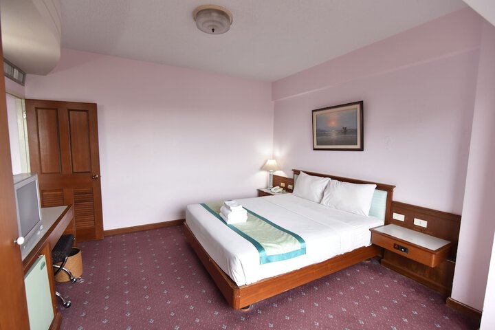 Room 10 of 32