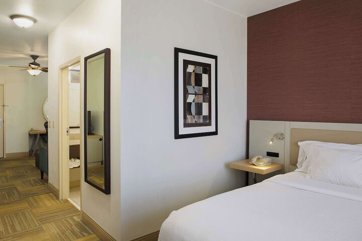 1 King Bed (2 of 24)