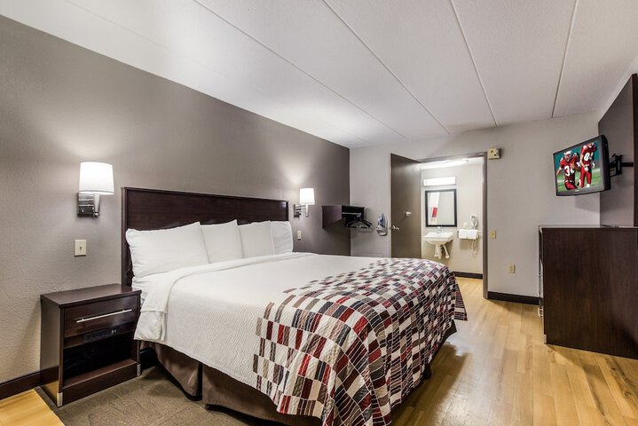 1 King Bed (8 of 20)
