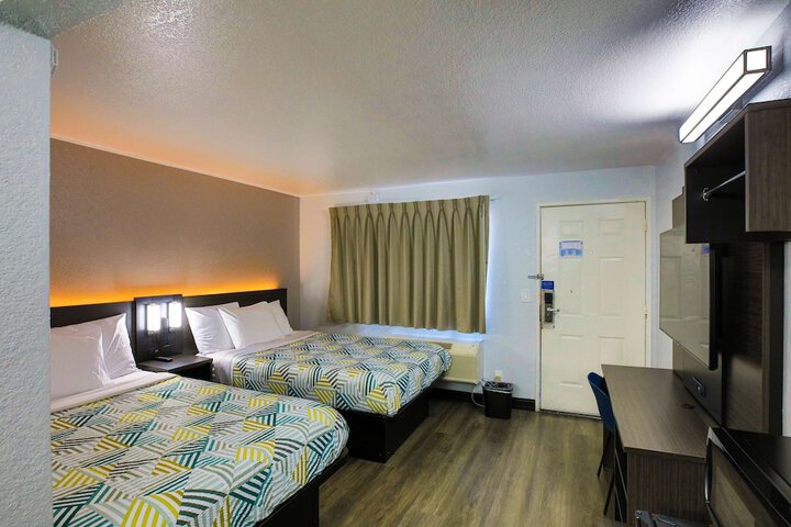 Double Accessible Queen Size Bed (6 of 10)