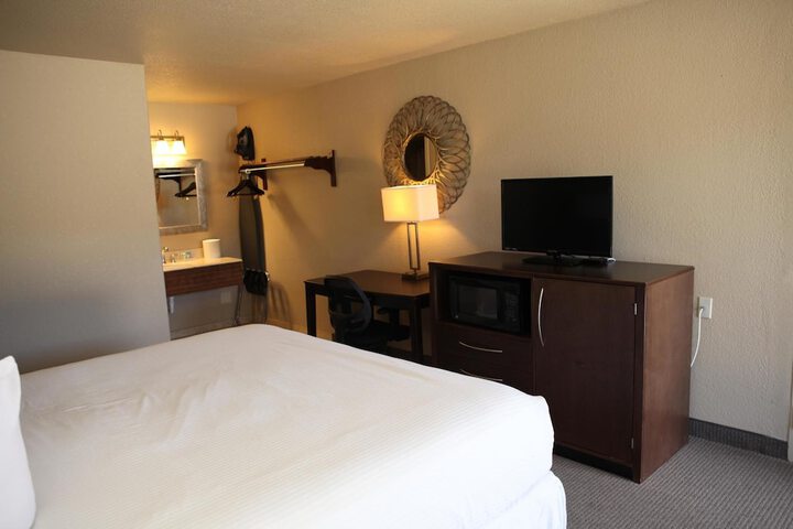 Executive King Bed (6 of 6)