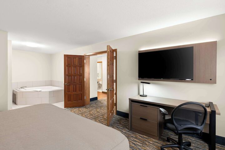 1 King Accessible Bathtub First Floor Microwave, Refrigerator WiFi Continental Breakfast (16 of 23)