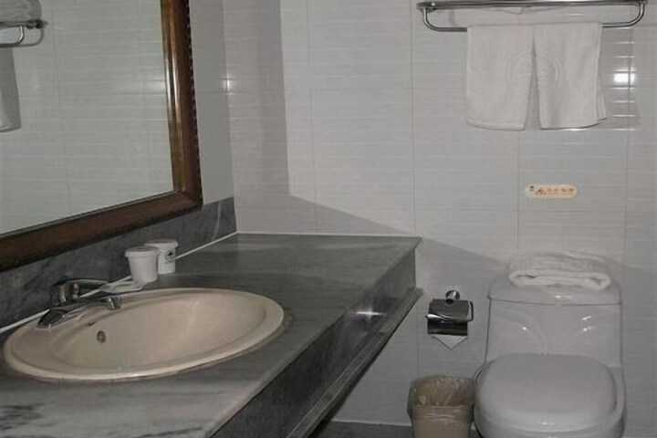 Room 4 of 6