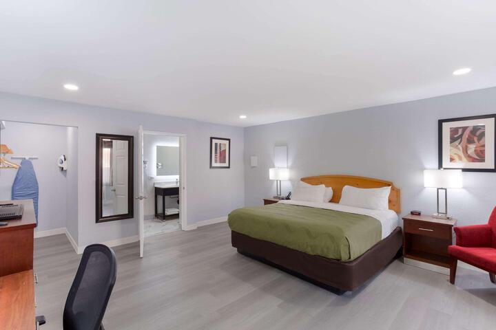 1 King Bed (3 of 11)