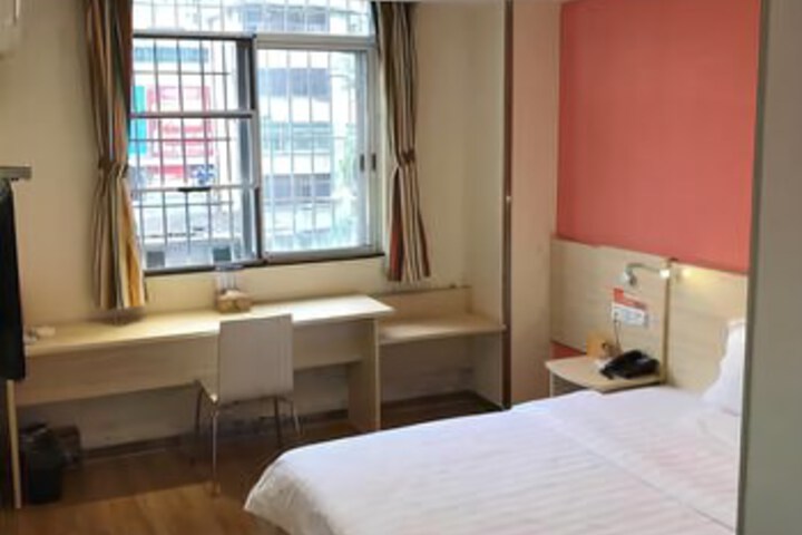 Room 6 of 8