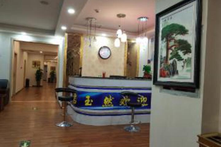 Luntai Junyuran Hotel