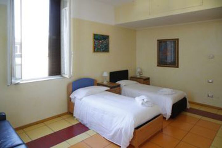 Room 9 of 37