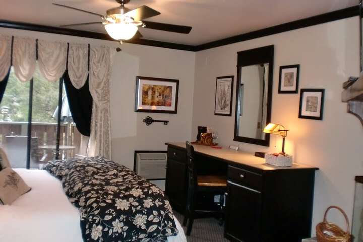 Deluxe King Bed Partial Lake View (34 of 48)