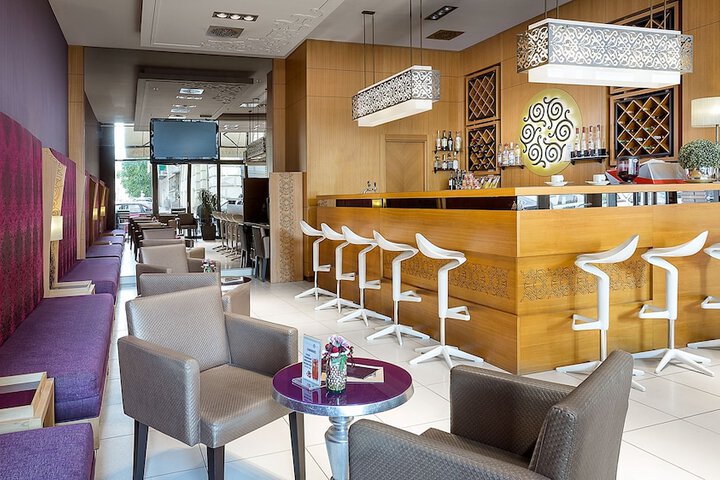 Lounge 49 of 62