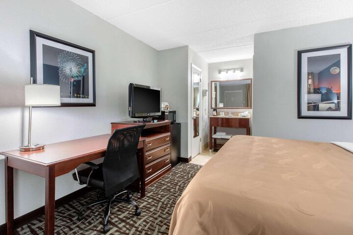 1 King Bed (3 of 6)