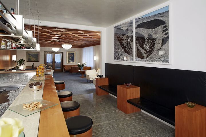 Lounge 38 of 46