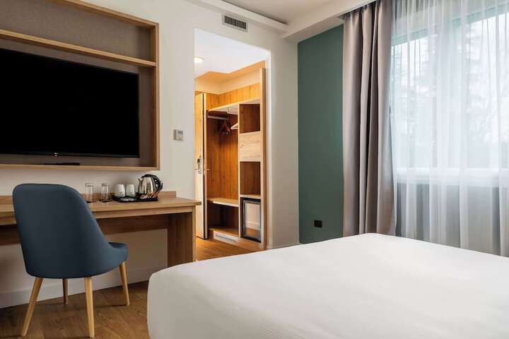 Room 13 of 43