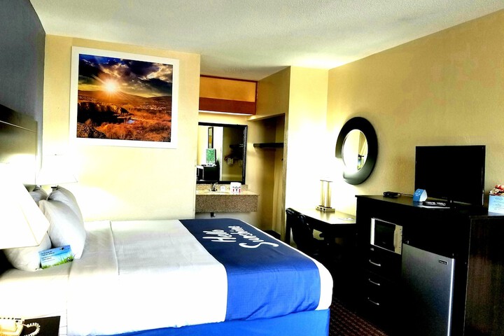 1 Queen Bed (2 of 6)