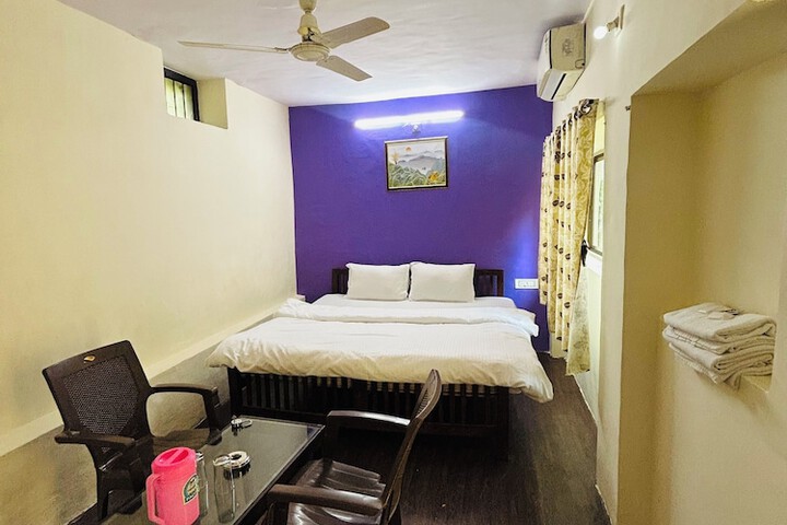Room 4 of 9