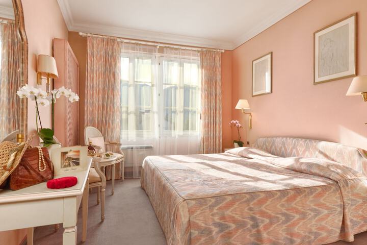Room 10 of 65