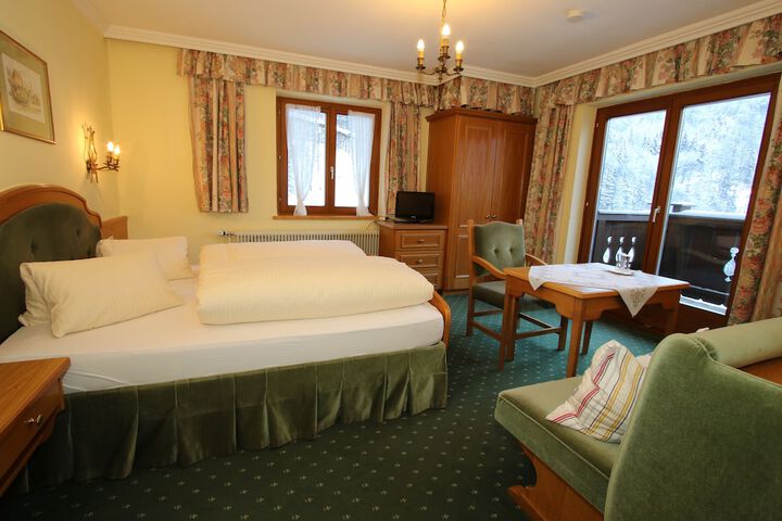 Room 13 of 98