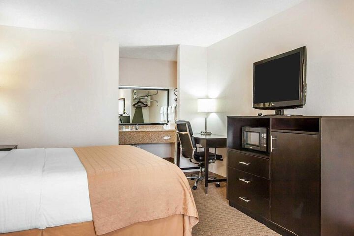1 King Bed (2 of 4)