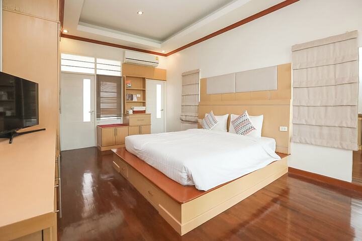 Room 6 of 100