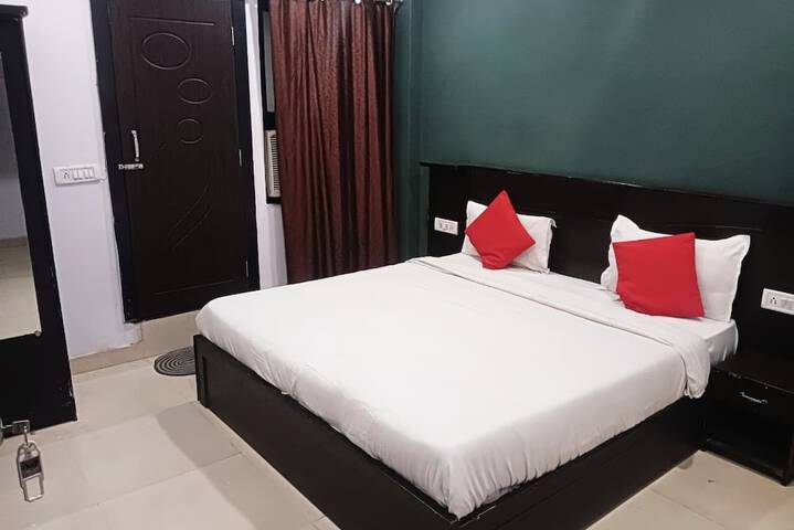 Room 13 of 32
