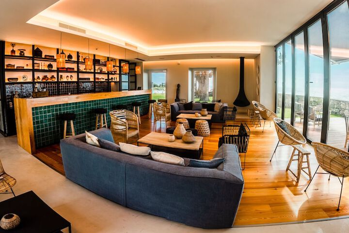Lounge 93 of 126
