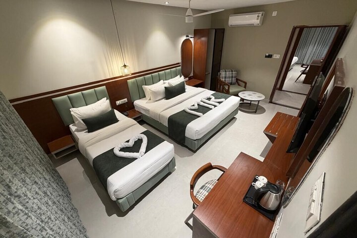 Room 4 of 16