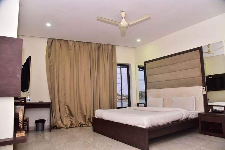 Room 9 of 50