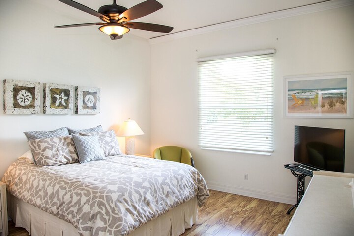 Room 4 of 16