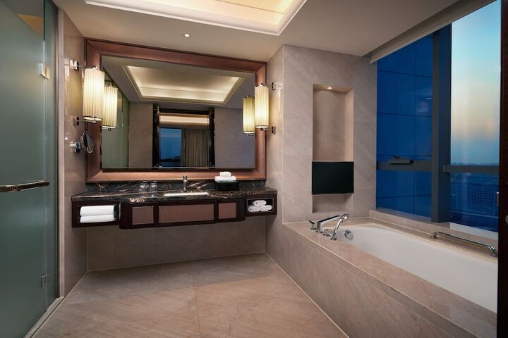 Room 13 of 32