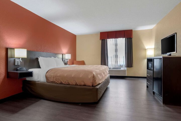 1 King Bed (13 of 18)