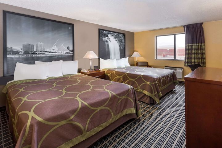 1 Queen Bed Mobility Accessible (12 of 15)