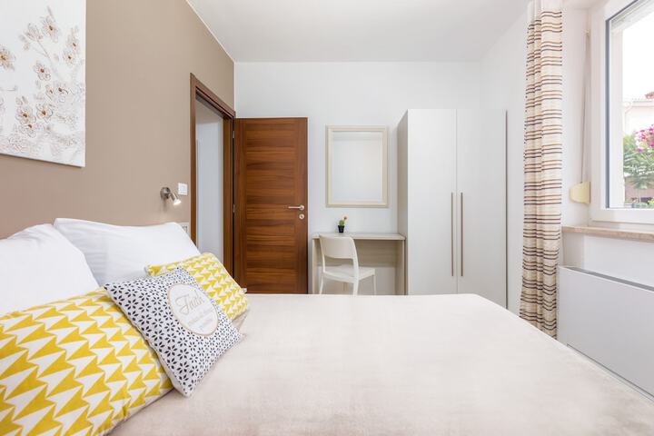 Room 28 of 186