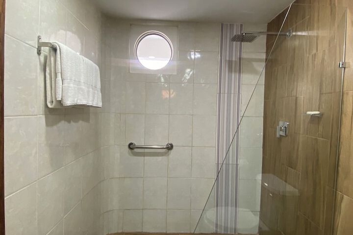 Room 15 of 77