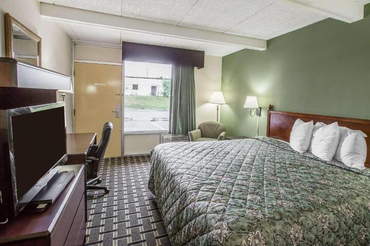 1 King Bed (7 of 8)