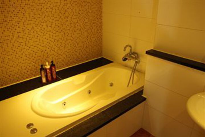 Hot Tub 16 of 20