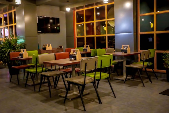 Dining 11 of 25