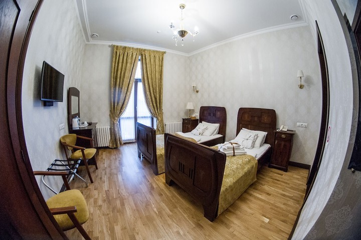 Room 6 of 73