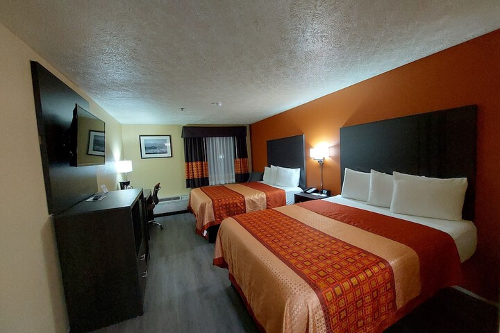 1 Queen Bed (2 of 12)