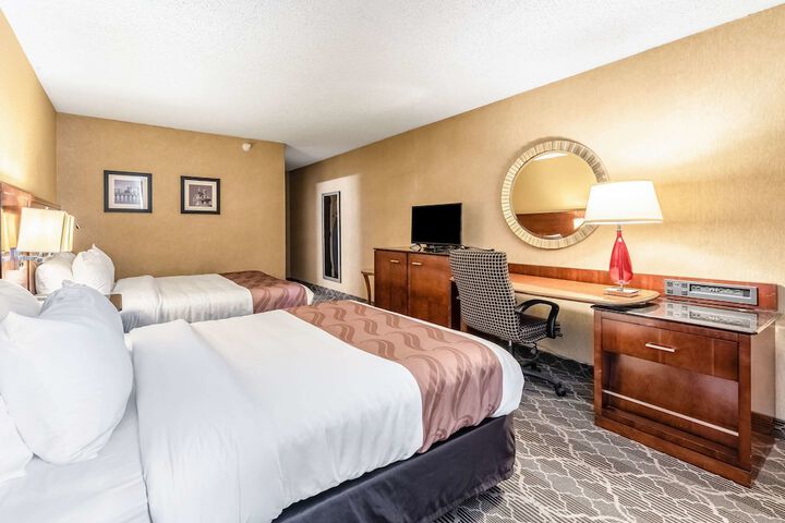 2 Queen Beds (10 of 10)