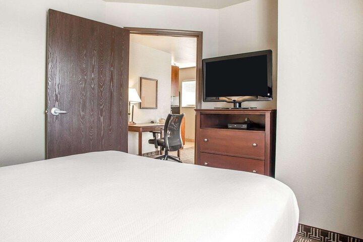 1 King Bed Business Room Efficiency Suite Upgrade (4 of 30)