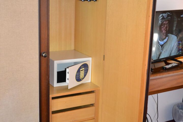 Room 32 of 53