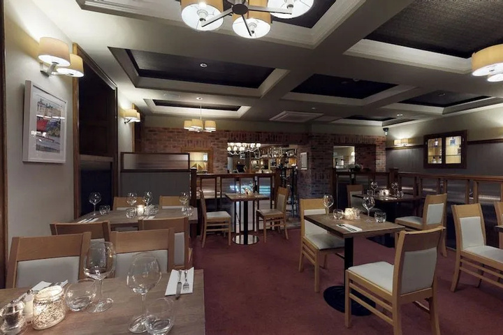 Dining 17 of 18